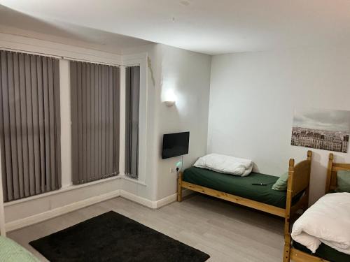 Goodmayes Apartment | MUGHAL HOUSE GROUND FLOOR PRIVATE 2Bed APARTMENT & FREE PARKING