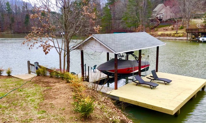 Goodview House | MULTI-FAMILY,LAKEFRONT RETREAT,HOT TUB,KAYAKS,GAMEROOM,SPACIOUS