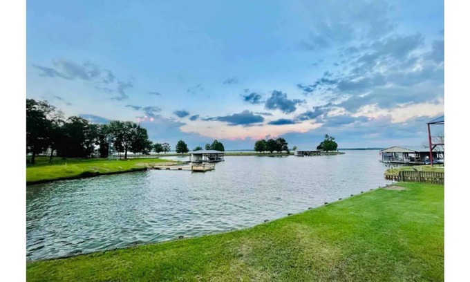 Franklin House | Multi-home Lakefront Retreat- kayaks, fire pit, yard games, hot tub