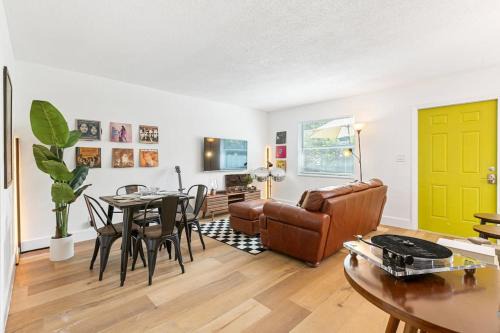 Sailboat Bend House | Musicians Lounge - 2 BR with parking asssigned