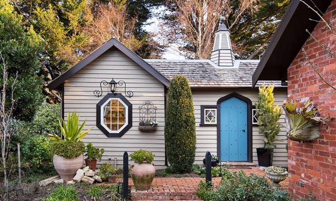 Musk Apartment | Musk Farm Studio- unique fairytale cottage with gorgeous gardens