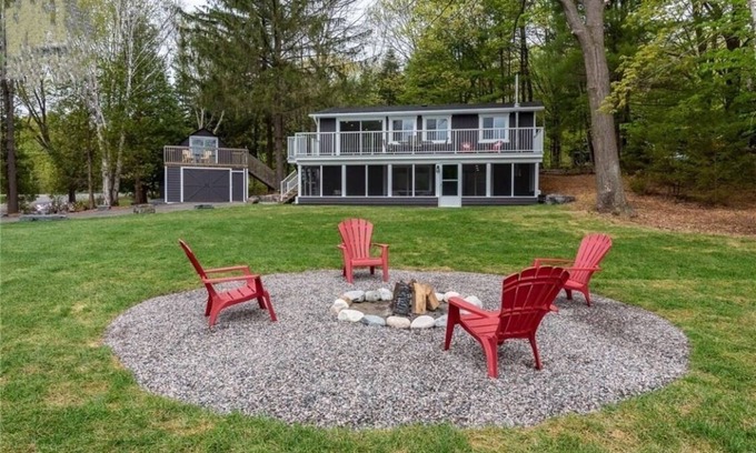 Bala Cottage | Muskoka lakefront,private sand beach ,cosy-family cottage
