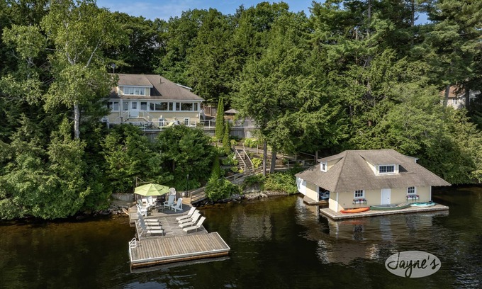 Torrance Cottage | Muskoka Paradise! Spacious & Inviting, Great Deck! Sleeps 16! Hot Tub! Bala!