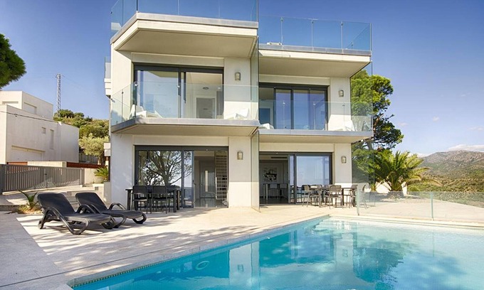 Llanca House | MYFENOLLEDA B - Preciosa casa en Grifeu con piscina compartida y parking