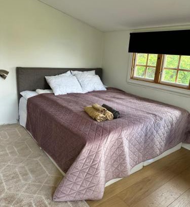 Kalmar Apartment | Mysig stuga i lugnt villaområde med eget badrum och kök i huvudbyggnadens källare