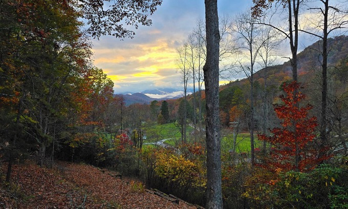 Franklin Cabin | Nantahala Nookie Nook: A playful retreat w/stunning long-range mt sunset views
