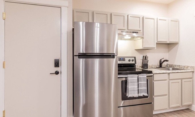 Great Falls Apartment | Natural Light And Newly Remodeled 1 Bedroom Unit