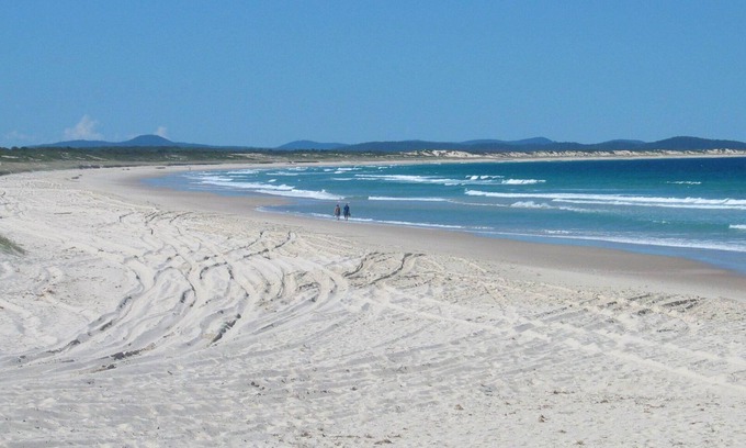 Hawks Nest Apartment | Nautilus Apartment 5 | Beach across the road
