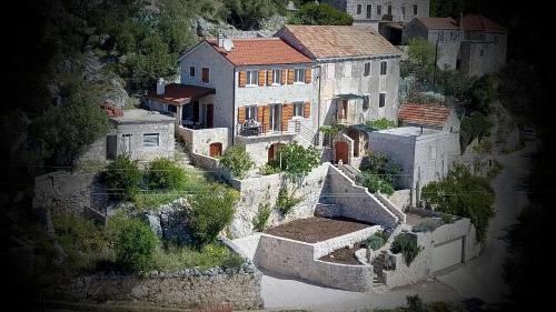 Zavala House | Nautilus-Bay Steinhaus im Dorf von Zavala für 2-7 Personen, 3 Schlafzimmer
