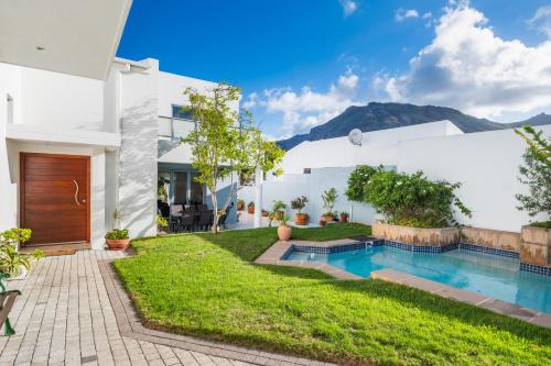 Marina da Gama Apartment | Near Beach Pool Mountain Views On Canal