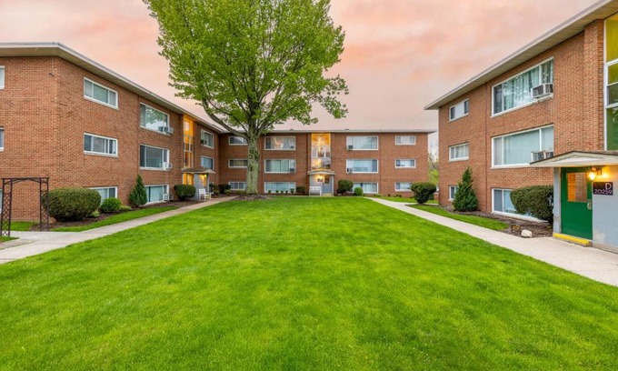 Fairview Park Apartment | Near CLE airport and Valley 2-4a Georgetown Villas