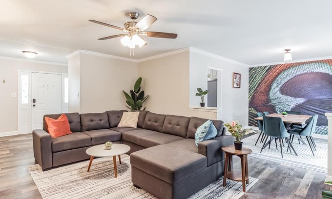 Matthews House | Near Downtown and Hospital in Matthew NC and Dog Park