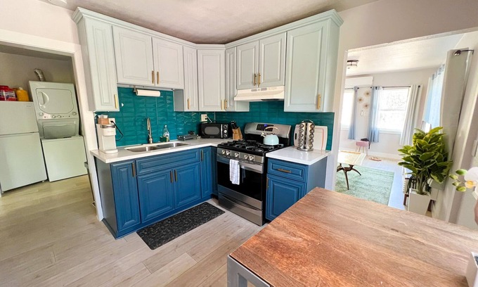 Los Angeles House | Near Downtown! Cheerful & Bright 2-bedroom house with a large yard