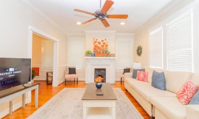 Columbus House | Near Lakebottom Park & Downtown - Parkside Cottage