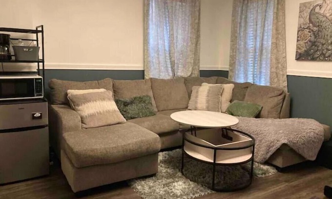 York Apartment | Near York expo center. It’s half a mile walk to the Carlisle ave entrance.