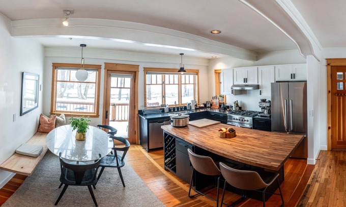 Wilson House | nEscape to this private, cozy cabin a short drive from Jackson Hole Mountain nn