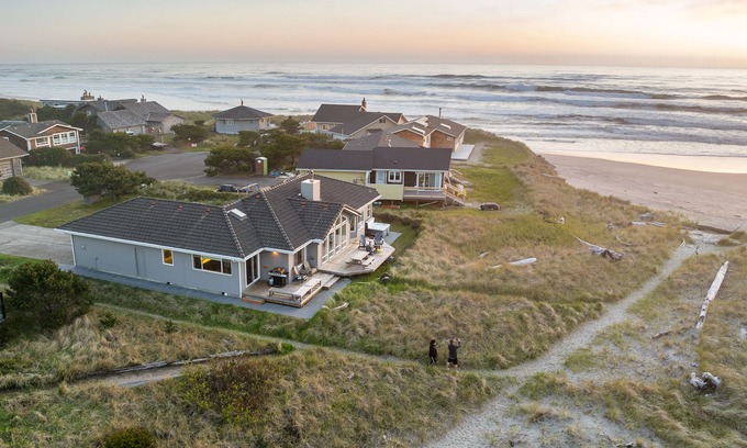 Neskowin House | Neskowin North #187 - Modern oceanfront, single-level home with hot tub