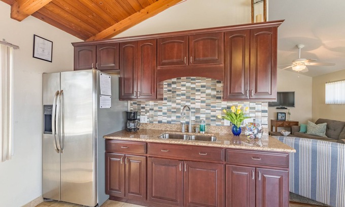 Olcott Cottage | Nestled alongside the Marina is a pristine and private cottage