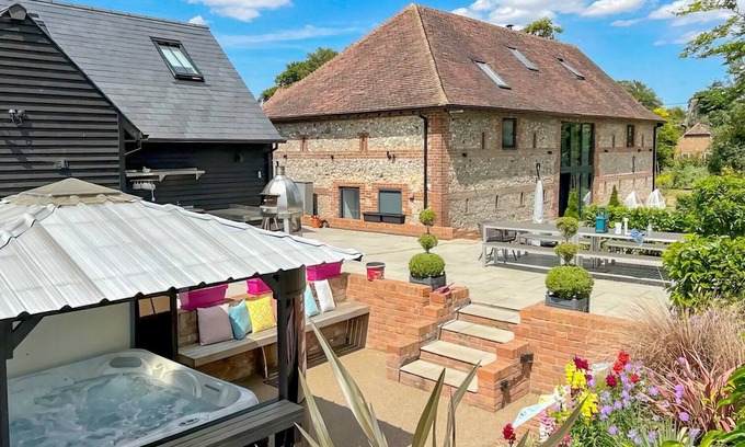 Etchinghill Cottage | Nestled in idyllic Kent countryside, this beautiful Grade II listed, flint-and-brick barn has been t