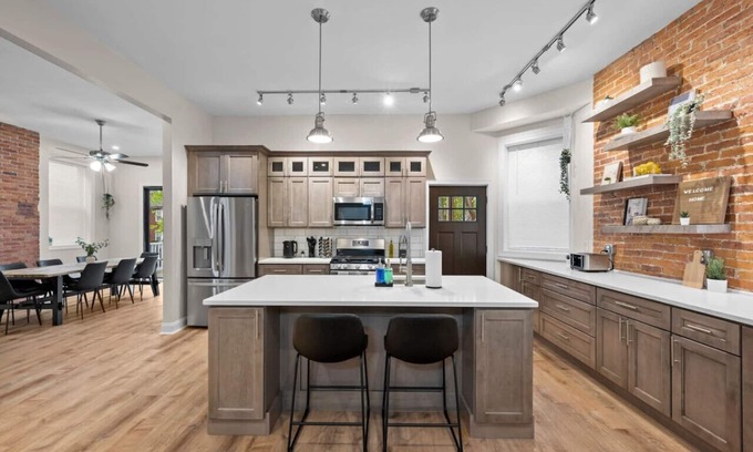 Point Breeze North House | Netflix+Free Parking+BBQ+Games Near Bakery Square