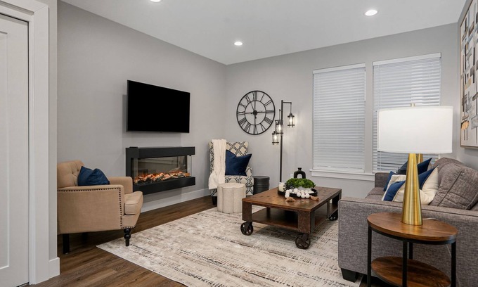 South Central House | New 2 Bd Luxury Townhouse- King Bed, Downtown, near Hospital, Close to Wineries