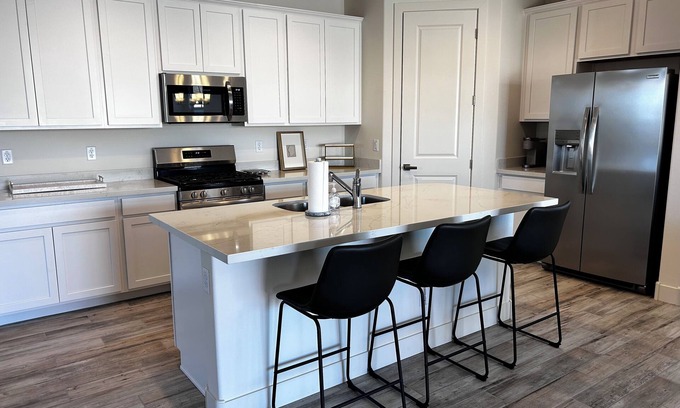 Maricopa County House | New 3-bedroom home in Litchfield Park w/outdoor area. Near Hiking & Golfing