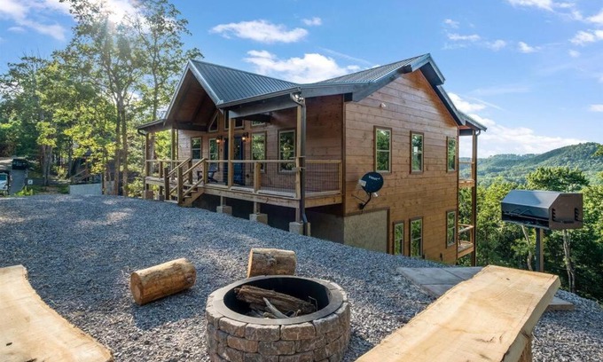 Pigeon Forge Ski Chalet | New/3 King Suites/Sleeps12/View/5 mi to PF/Hot tub