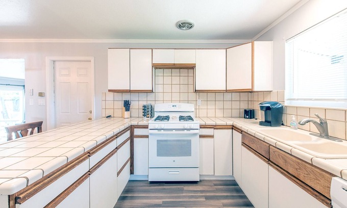 Shasta View House | NEW 3BR SMARTHOME W/WIFI | GAMES | GOOD LOCATION