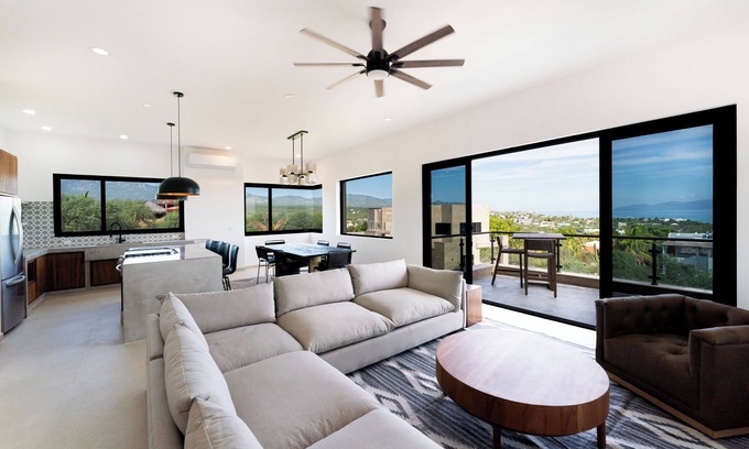 La Ventana House | New 4 bedroom home - pool and jacuzzi - 10 minute walk to South Beach