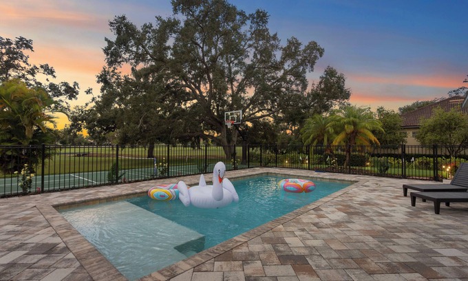 Whitfield House | NEW!4B/2BA/Pool/Pickleball/Putting Green/BBALL/ON GOLF COURSE