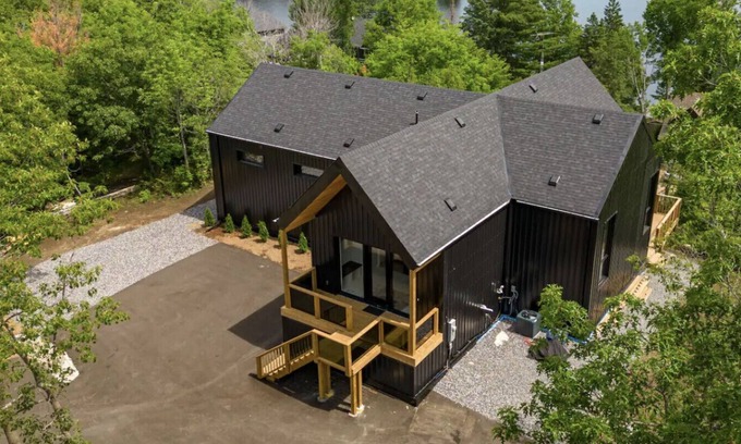 MacTier House | NEW 4BR Modern & Tranquil Muskoka Lakeview Cottage, Bball Court, Pool table!