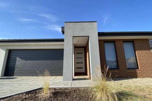 Melton South House | New 5-BRM Rental House Free Parking Wifi @Melton