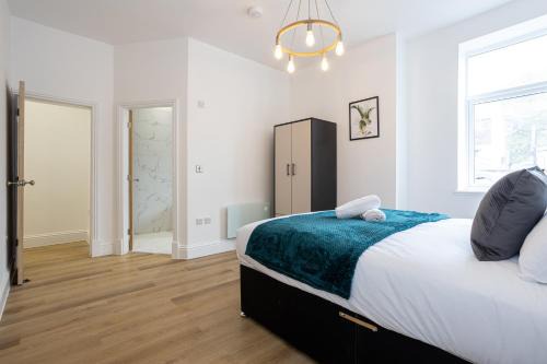 Walkden Apartment | NEW! 5 x Stunning 1-Bed Apartments in Manchester by 53 Degrees Property, Ideal for Long Term, Couples or Business Groups!