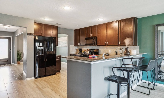 Houston House | NEW 7min from IAH @Houston Luxury 4BR w/patio