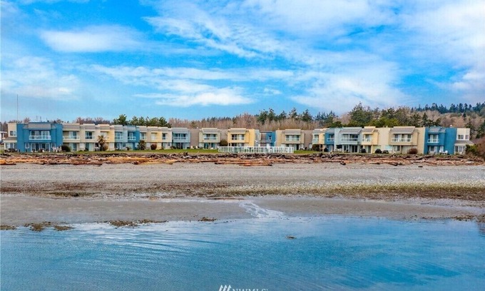 Whatcom County House | New! Beachfront Townhome with Outdoor Pool