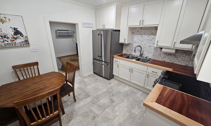 Denham Springs Apartment | New build 1 bed apartment with full size bathroom and kitchen.