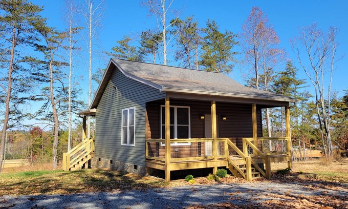 Pinnacle Cabin | New cabin- access to horse trails, Pilot Mtn & Hanging Rock St. Pks