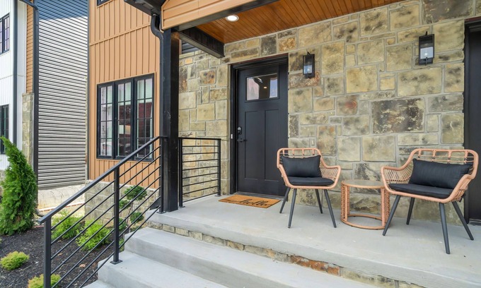 Powell House | New, charming 3-bedroom townhome with WiFi and all amenities!