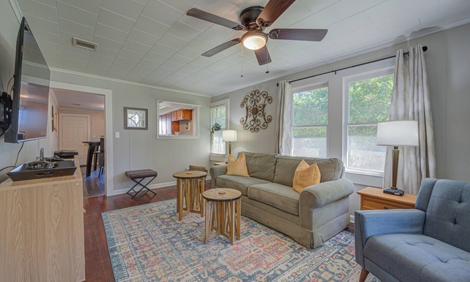 Lafayette Cottage | New! Charming Cajun cottage with FENCED backyard - midcity! Dogs welcome!