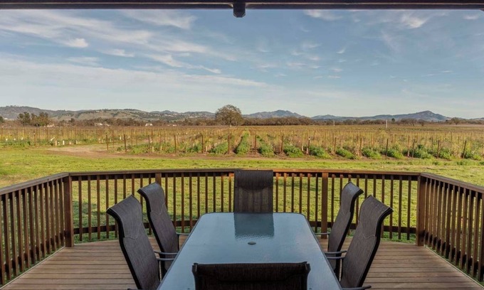 Santa Rosa House | NEW! Charming Vineyard Cottage in the heart of the Russian river wine country!