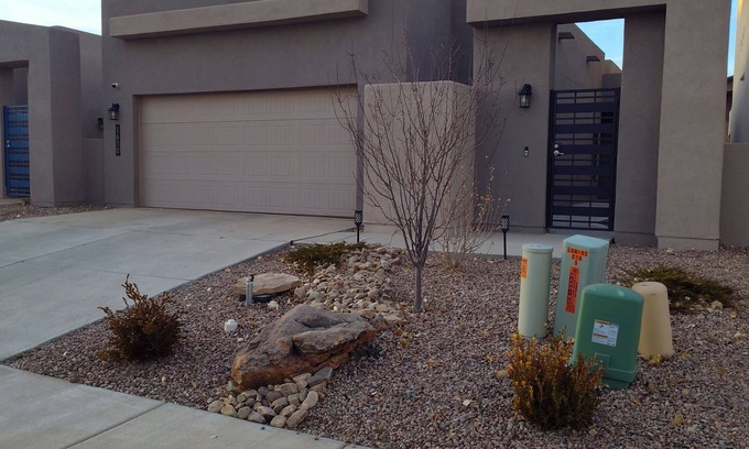 Los Lunas House | New clean safe place to stay 25 minutes from Albuquerque.