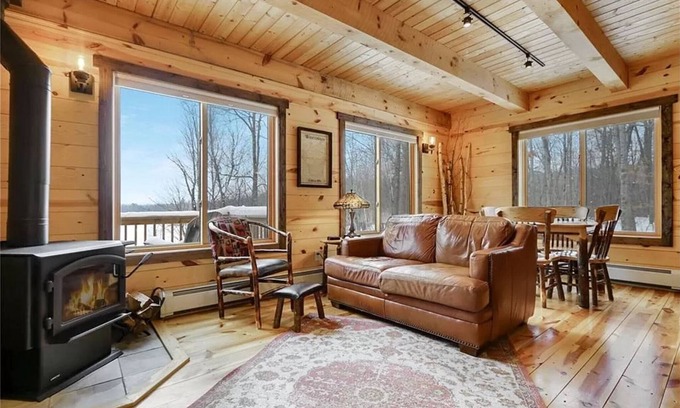 Springbrook House | New Cozy Cabin on a Lake for the Perfect Getaway!