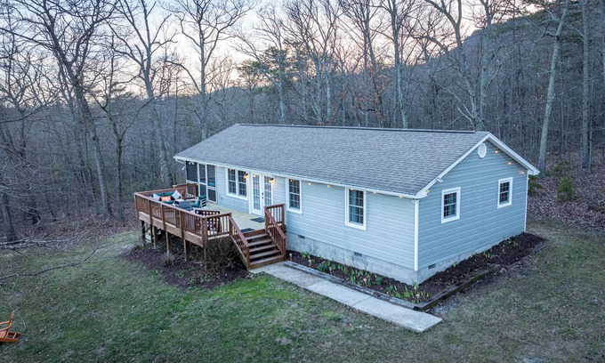Luray Cabin | NEW Cozy Secluded Mountain Cabin: Hot Tub with Views, Pets OK, Firepit & Smores