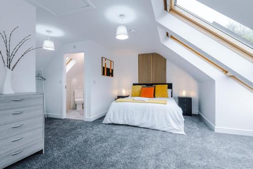 Rastrick House | NEW! Detached House, Driveway, Perfect for Contractors