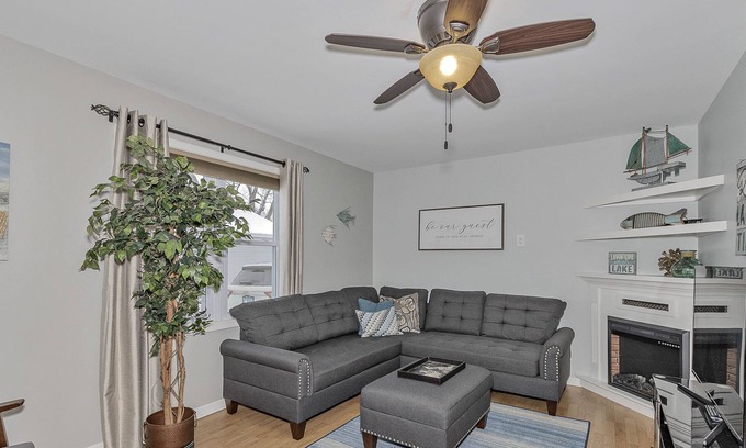Twin Lakes Cottage | New Fire Pit π₯ - 15 minutes to Lake Geneva