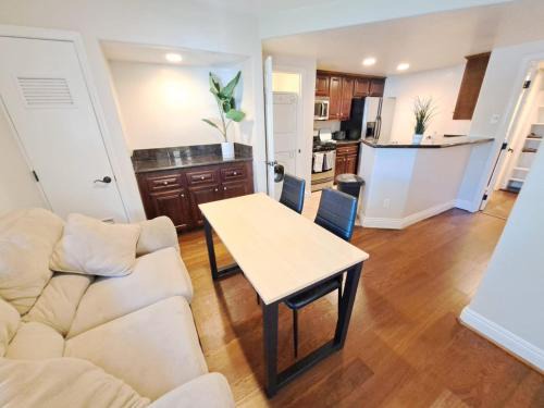 University City Apartment | NEW First floor La Jolla San Diego 2 bedrooms luxury spacious pool and spa LJ condo