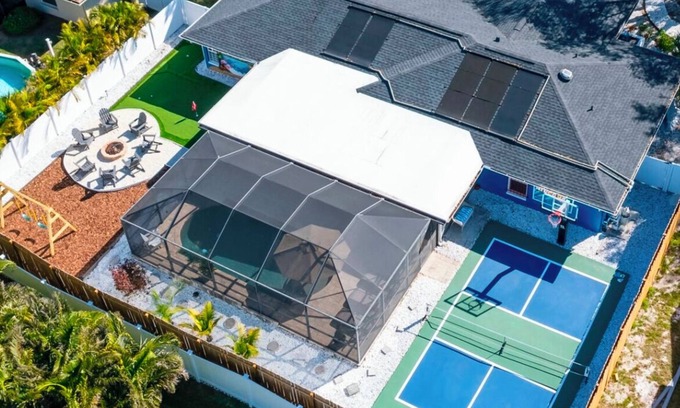 Whitfield House | NEW Heated Pool, Pickleball/Basketball, Sauna, Fire Pit, Outdoor Kitchen