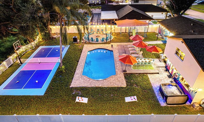 Town N County Park House | NEW~Heated Pool~Pickleball~Fire Pit~HotTub~MovieTheater~GameRoom~Playset~10 beds