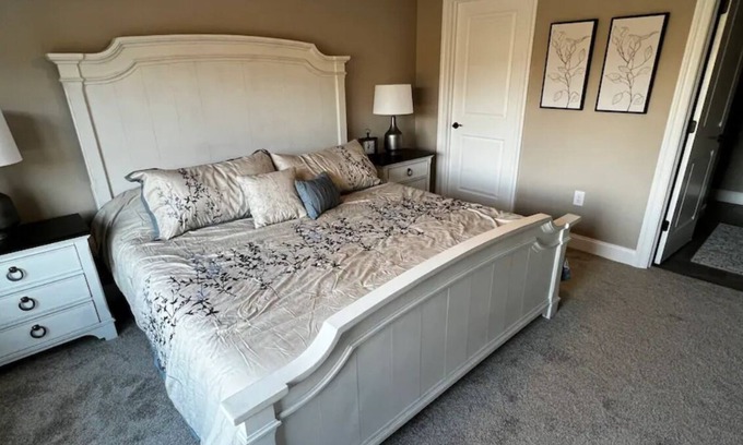 Saugerties House | New Home, 2 Bd, 2.5 Bath, open floorplan, sleeps 6.