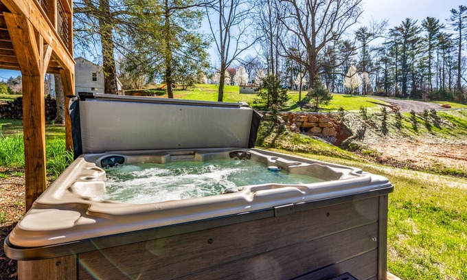 Walland House | New Hot Tub/Firepit/Outdoor Dining/Park Grill